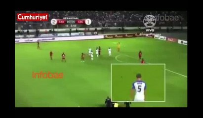 Maçın son dakikasında akılalmaz olay! 'Babanne' bir anda sahaya atladı