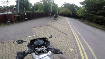 Il vole un téléphone et se fait rattraper par un motard