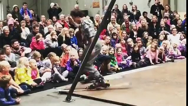 Une chorégraphie de danse originale avec des skis