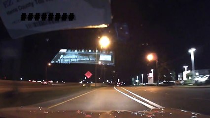 Un automobiliste évite de justesse un homme qui marche sur l'autoroute...