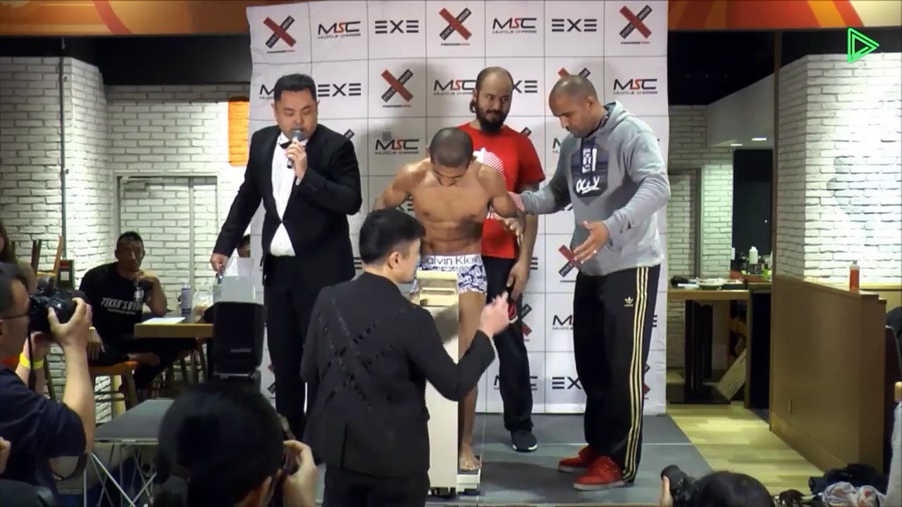 Ce combattant MMA est au bord du malaise lors d...