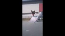 Ce taré en scooter roule sur une rampe de skate et se prend une gamelle énorme