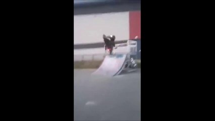 Download Video: Ce taré en scooter roule sur une rampe de skate et se prend une gamelle énorme