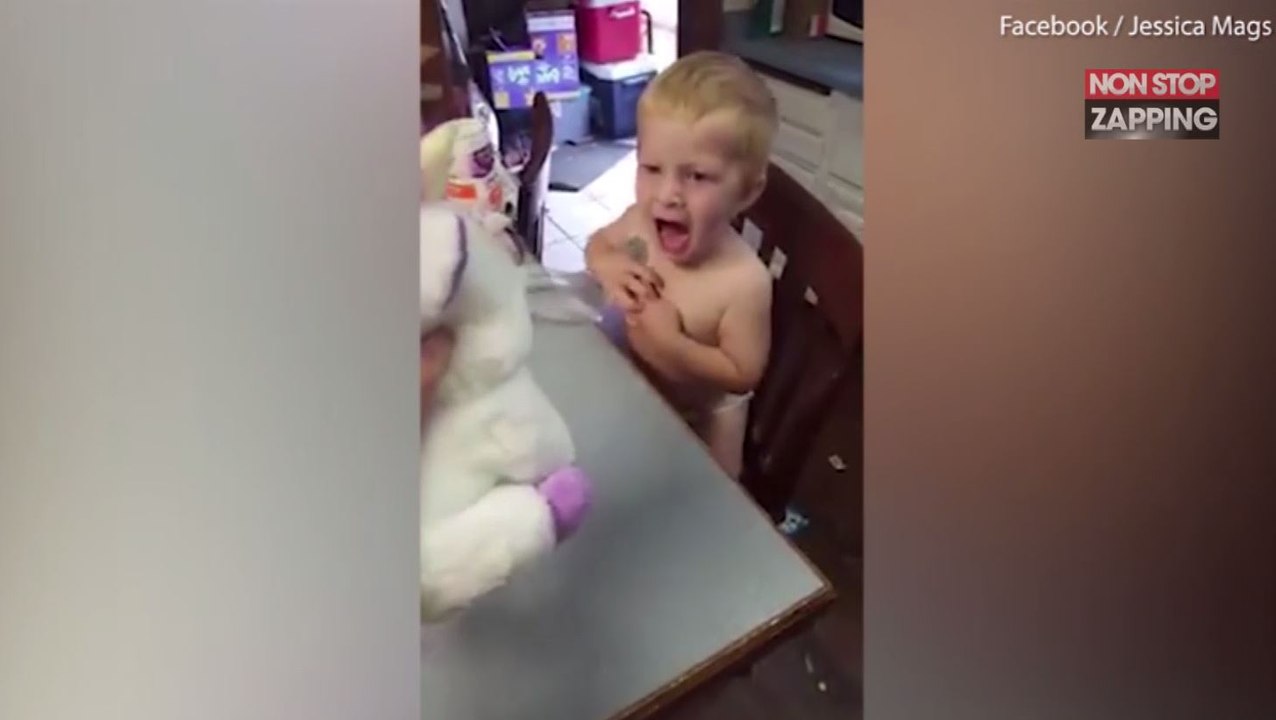 Un petit garçon panique face à une drôle de peluche (Vidéo)