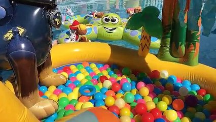 Patrulla canina español FIESTA EN LA PISCINA CON EL PARQUE ACUATICO DE CHASE, DINOSAURIOS Y BOLAS