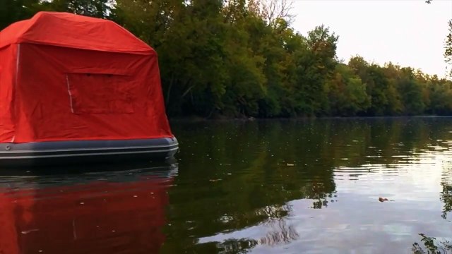 Cette tente flottante est le rêve (ou le cauchemar) de tous les campeurs !