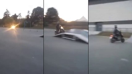 Faire du scooter dans un skatepark