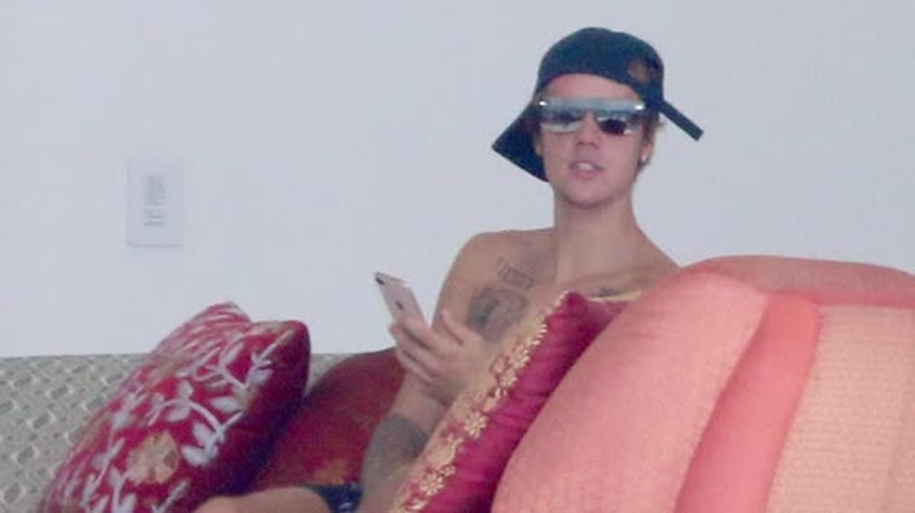A Shirtless Justin Bieber Vacations in Mexico