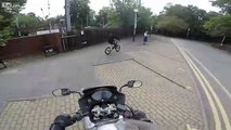 Un motard empêche un mec de voler le téléphone portable d'une dame dans la rue