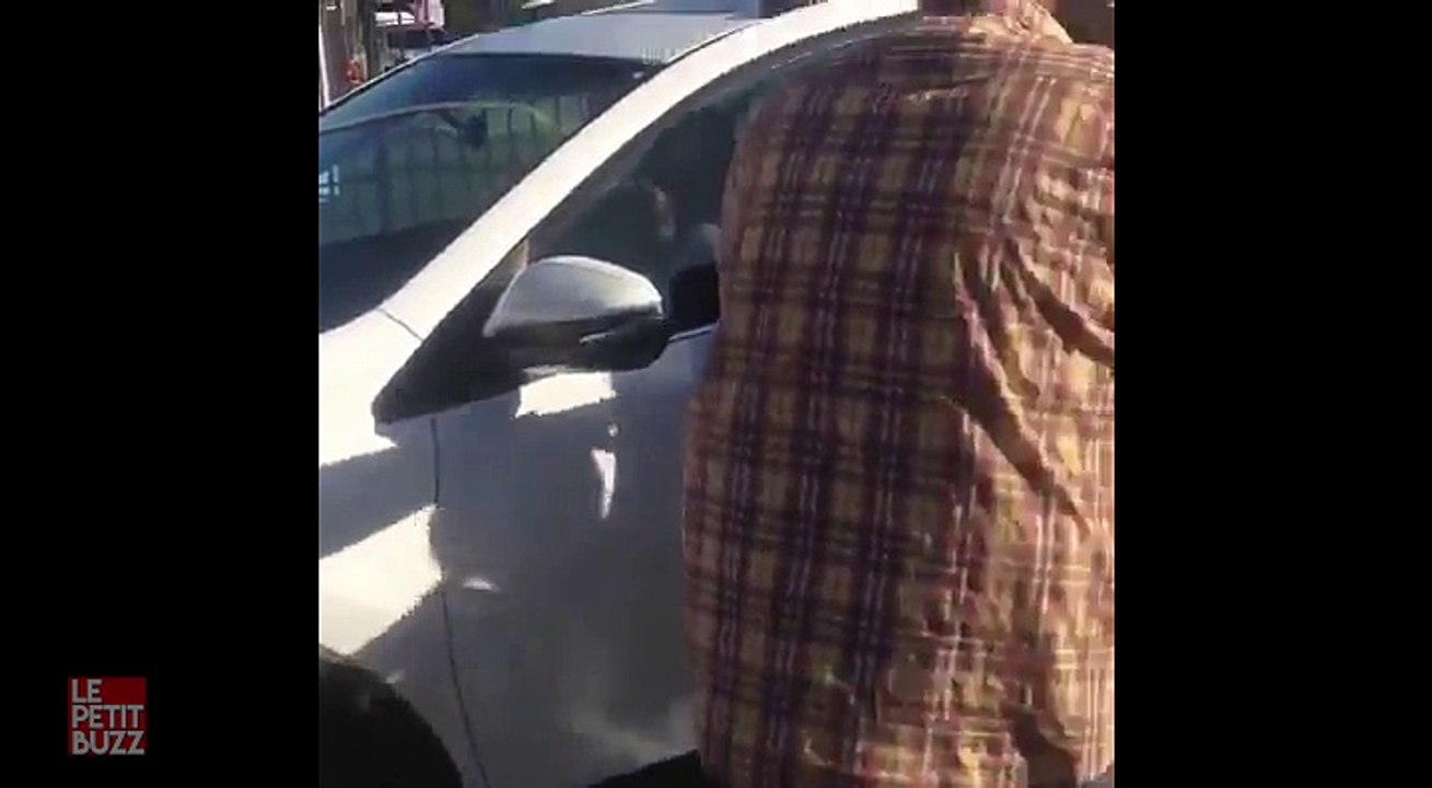 Bagarre énorme entre deux conductrices pour une place de parking