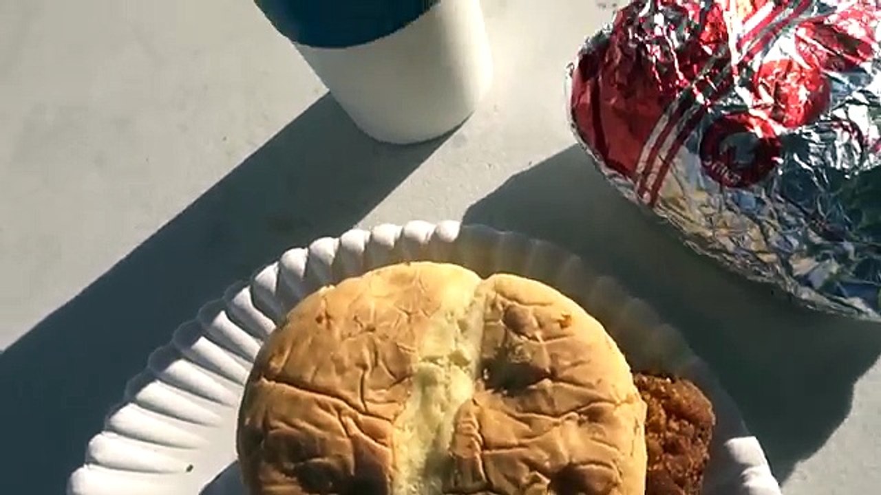 Eating 7-Eleven Classic Cheeseburger and review