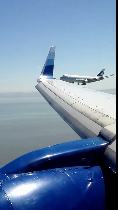 Deux avions se présentent en même temps pour un atterrissage