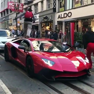 Il court sur une Lamborghini Aventador SV (San Francisco)