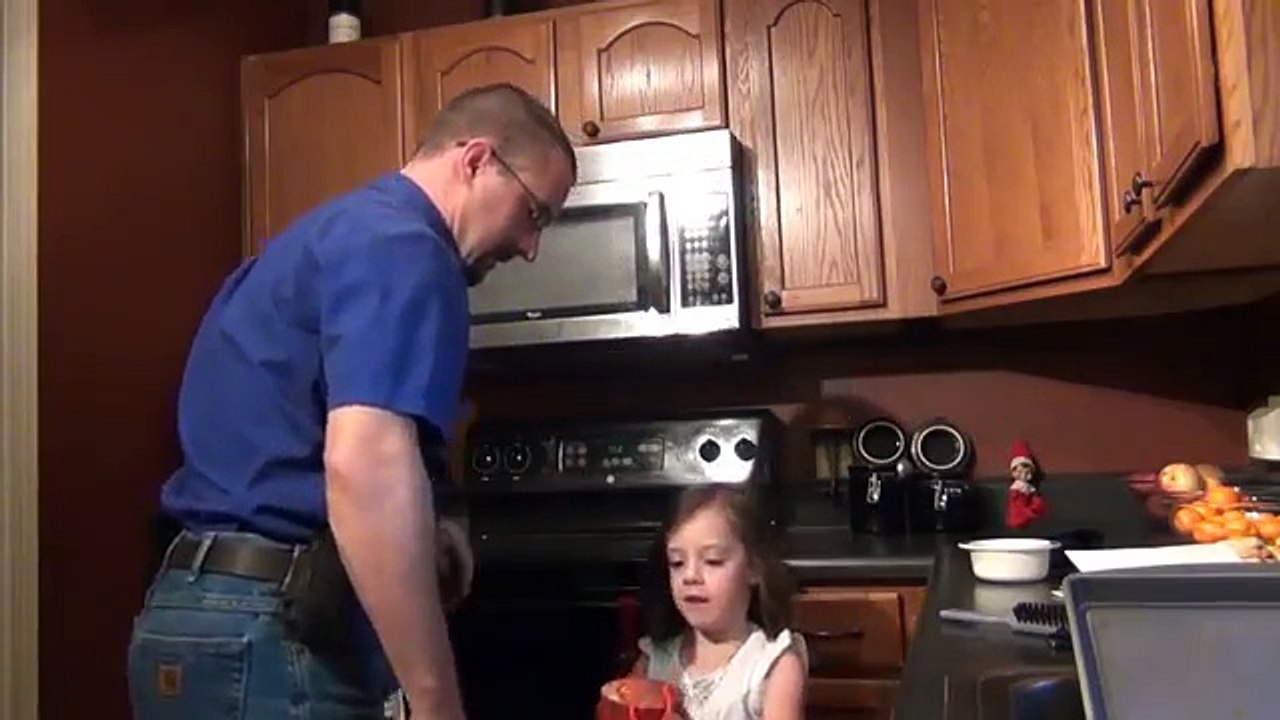 Epic Elf On The Shelf Christmas Present! (Episode 289)