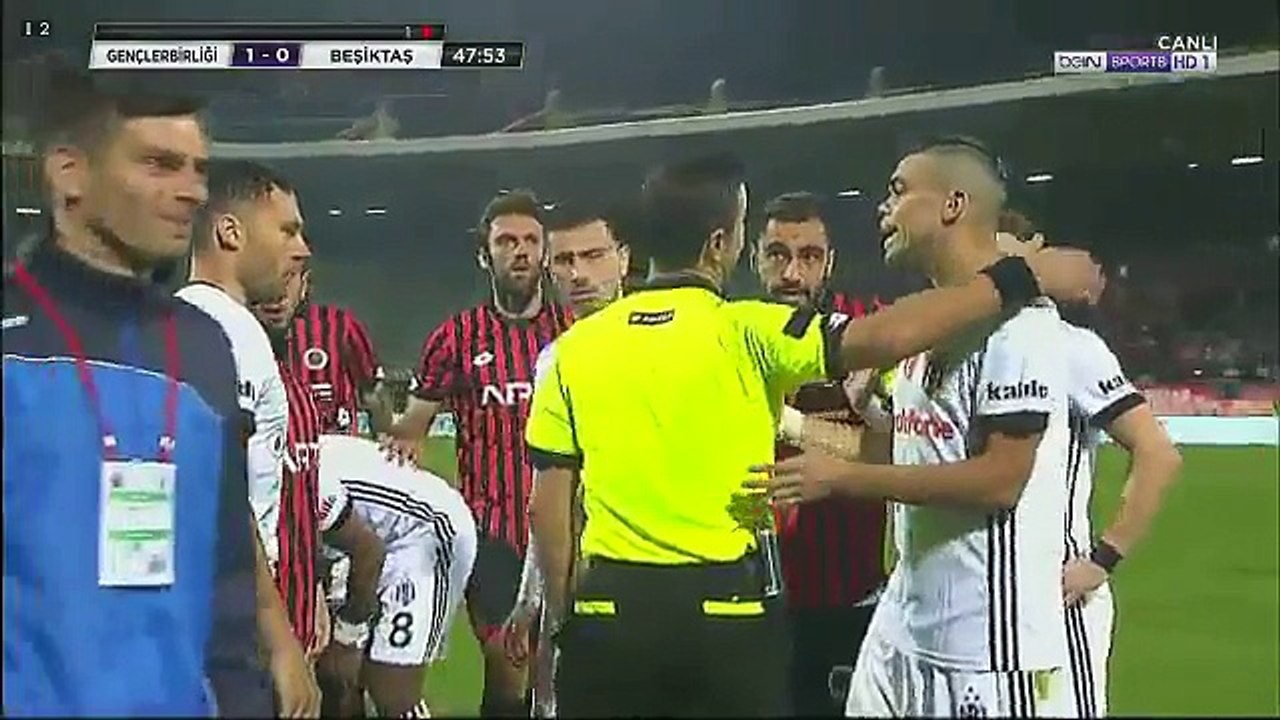 Assim foi a expulsão relâmpago de Ryan Babel apos 3 minutos de ter entrado