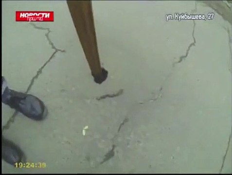 Découverte d'un trou très profond en pleine route en russie... Dingue