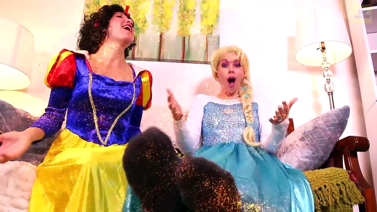 إلسا المجمدة يحصل على وجبة الدجاج! ث / الرجل العنكبوت جوكر آنا رابونزيل سيارة المزحة ماكدونالدز! خار