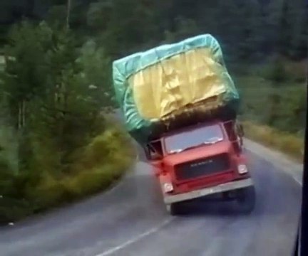 Incredibile salvataggio! Guardate che succede al furgone!!