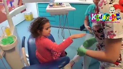 Maria la dentist Pentru primul dinte scos merita o jucarie