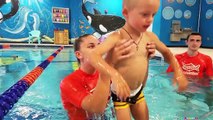 Maxim çocuk havuzunda yüzme dersleri alır - Çocuklar için olumlu Videolar Gulyashka dersleri vlogs