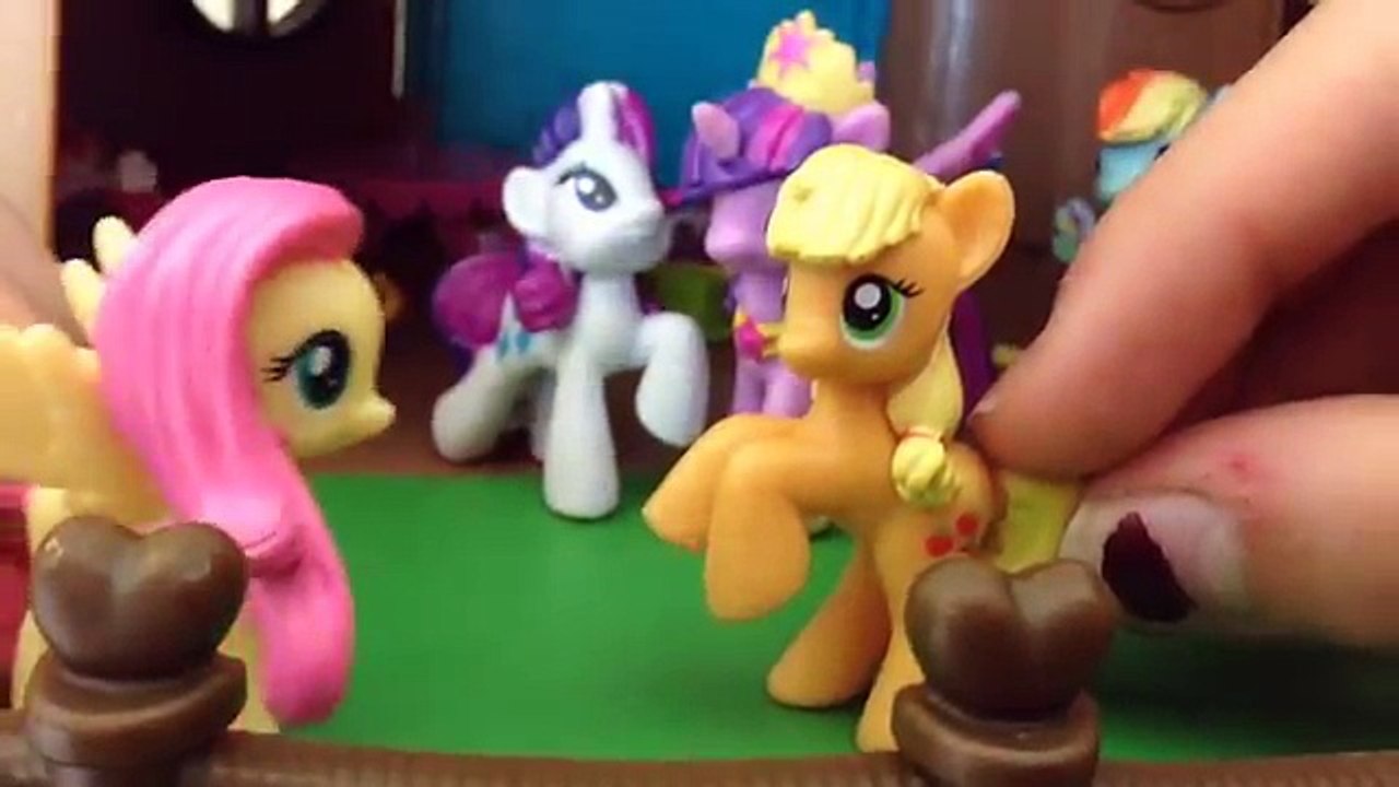 MY LITTLE PONY! Pinkie Pie gets bullied:(.. Candy surprise. MLP toy play!