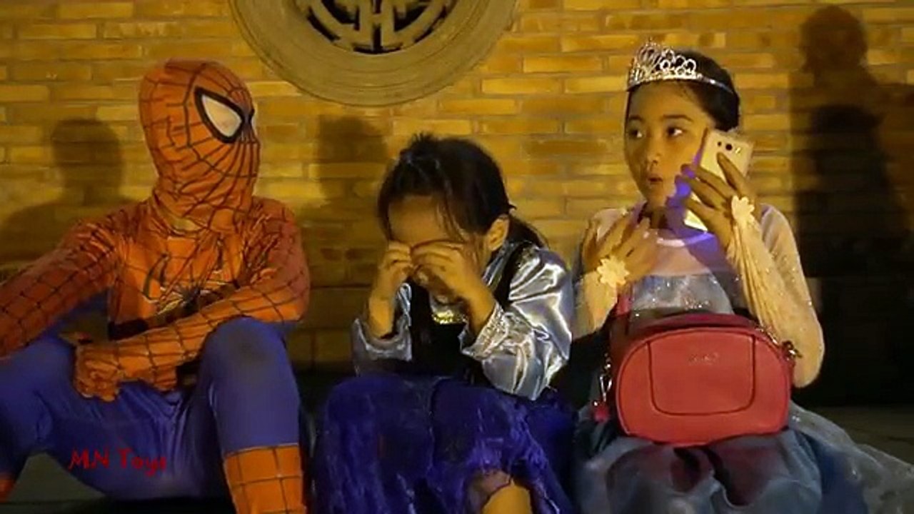 Anna bị cướp kẹo mút khổng lồ Elsa người nhện và các siêu anh hùng đi tìm phù thủy joker đòi lại kẹo