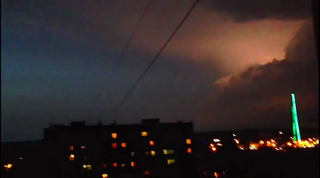 UFOS FLY INTO STORM CLOUDS - REAL UFOS REAL PROOF - OVNIS