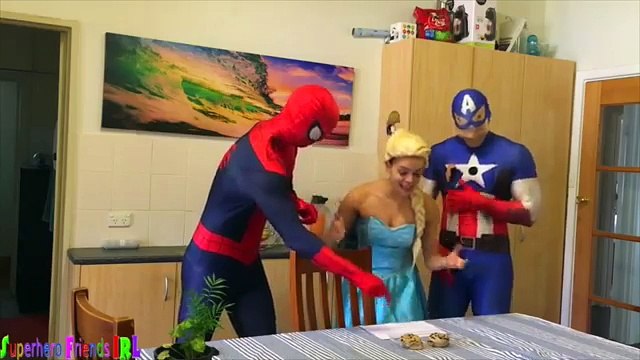 SPIDERMAN & BATMAN LOSES THEIR HEAD! w frozen Elsa Pink Spidergirl Maleficent & Joker Hulk Superhero