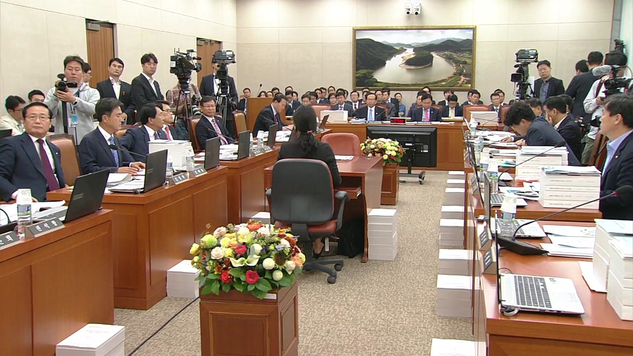문재인 정부 첫 국정감사 돌입...초반부터 난타전 / YTN