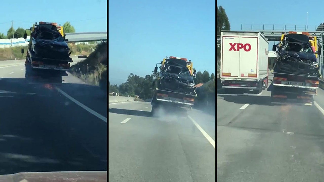 Une dépanneuse dépanne une autre dépanneuse qui dépanne une voiture