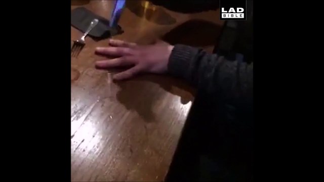 Ce gars prend beaucoup de risque avec son couteau mais son pote est encore plus fou...