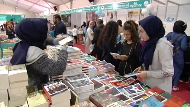 Ediz Hun ve Ahmet Ümit, Kitap Şenliğinde Kitaplarını İmzaladı