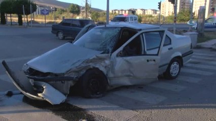 Ekip Aracı ile Otomobil Çarpıştı: 2 Yaralı