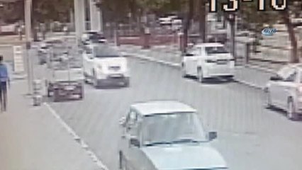 Kontrolden Çıkan Hafif Ticari Araç Ağaca Böyle Çarptı: 1 Yaralı