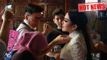 Hot News! Pakai Kebaya Cantik, Leher Syahrini Dijahit? - Cumicam 14 Oktober 2017