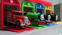 きかんしゃトーマス 車庫 色遊び おもちゃ Learn Colors Thomas and Friends Garage Toys