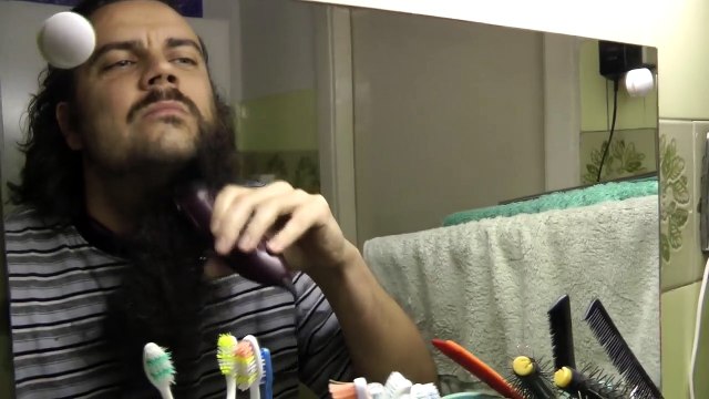 Il se rase la barbe et choque sa copine en pleine nuit !!