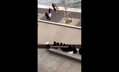 Un jeune pousse une fille dans l'eau.