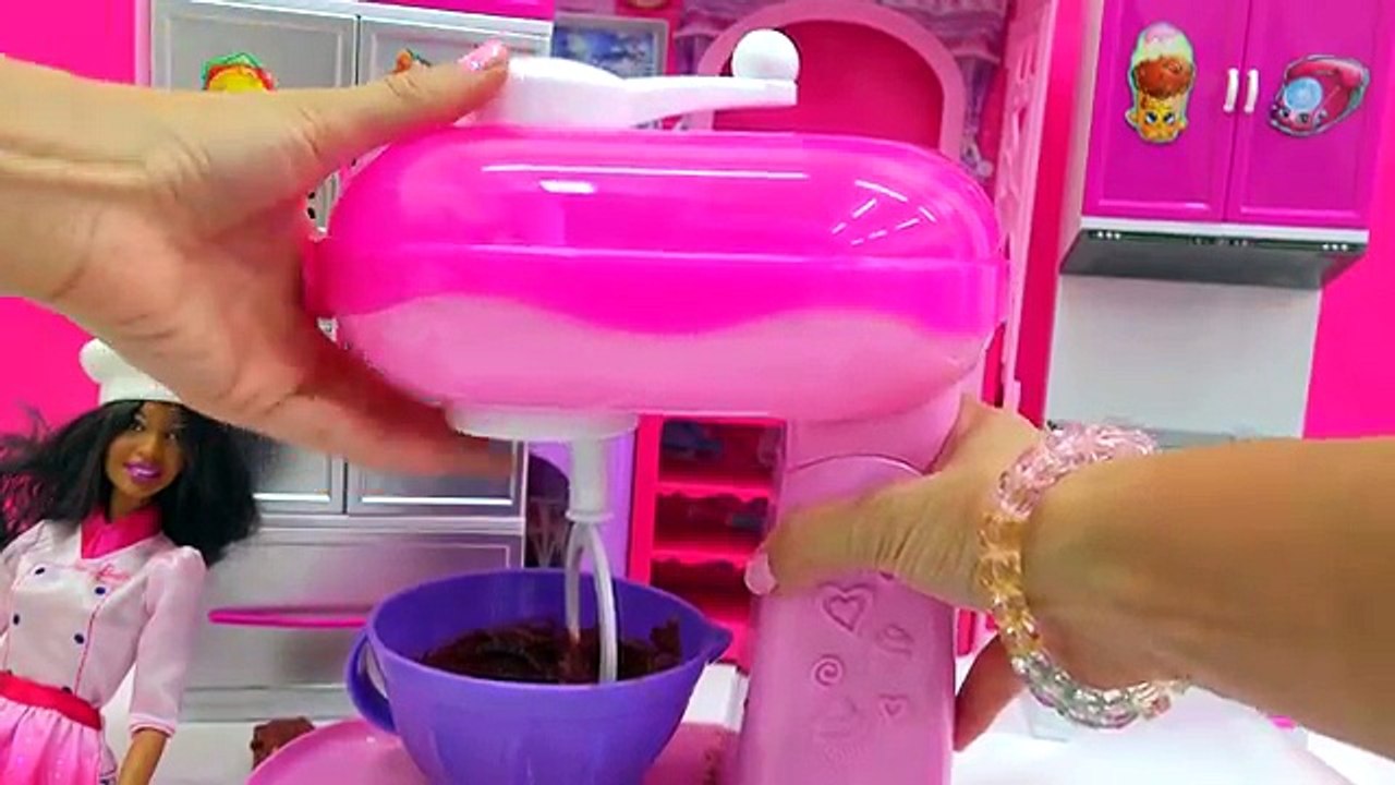 Make Real Cupcakes with Cool Baker Magic Mixer Maker Playset and Chef Barbie Doll