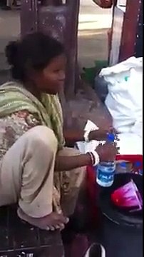 ویڈیو میں دیکھیں انڈیا کے شہر احمدآباد کے ریلوے سٹیشن پر کون سا پانی منرل واٹر کے نام پر بیچا جا رہا ہے