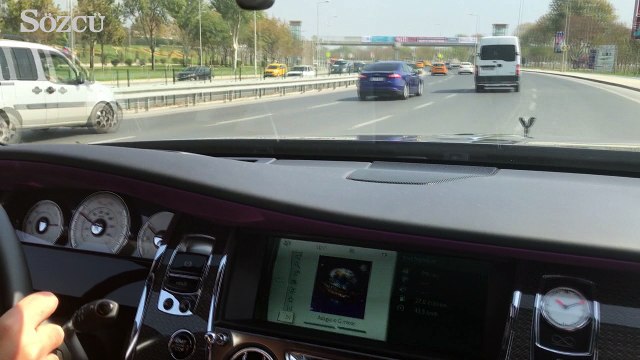 Rolls Royce Black Badge ön konsolu ile dikkat çekiyor