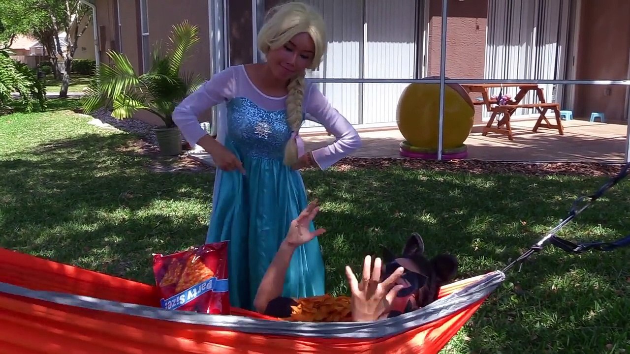 Frozen Elsa Doritos Bath?? w/ Catwoman, Catbaby, Snow White baby, Bad baby elsa baby