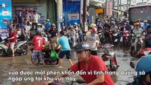 Cảnh sát giao thông không ngại lội nước, điều xe công vụ giúp dân vượt đường ngập