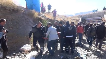 Yüksekova'da Mültecileri Taşıyan Kamyonet Devrildi: 66 Yaralı