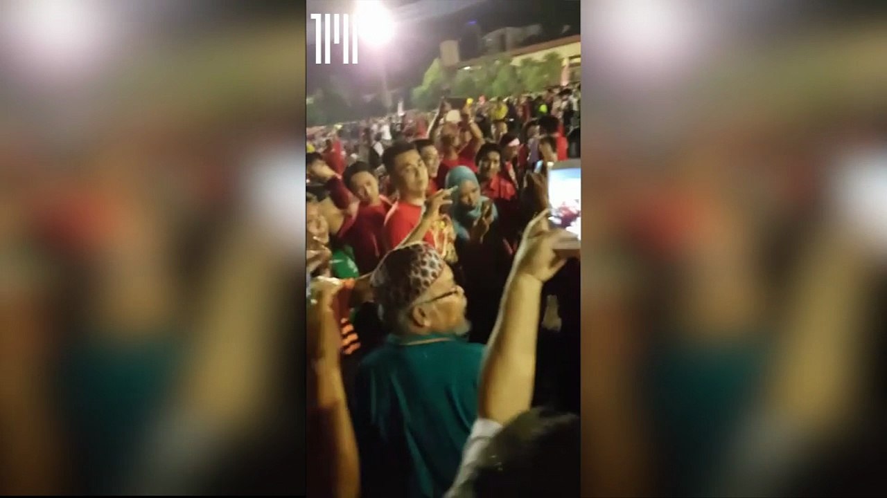 Lim Guan Eng arrives on stage at opposition rally - video Dailymotion