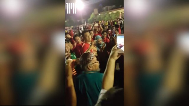 Lim Guan Eng arrives on stage at opposition rally