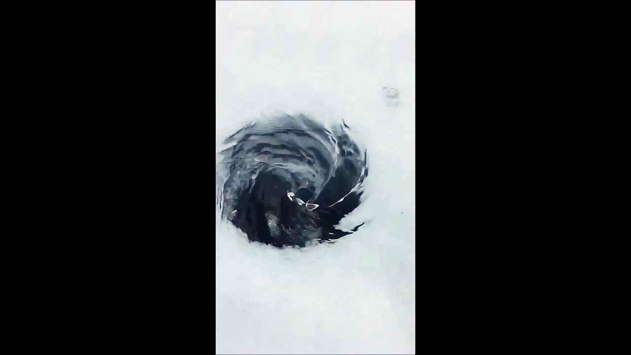 Regardez ce lac se vider par un trou dans la glace