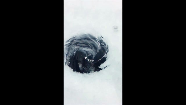 Regardez ce lac se vider par un trou dans la glace