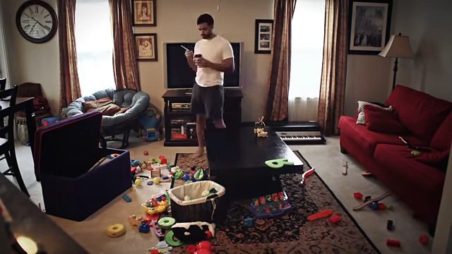 Gruaja vendos kamerë të fshehur në dhomë, ajo çfarë sheh e lë pa koment!