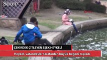 Çekirdek çitleyen eşek heykeli